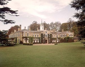 1821〜24年に建てられ、1906年にアンブローズポインターによって拡大されたファサードの眺め 作： Thomas Cubitt